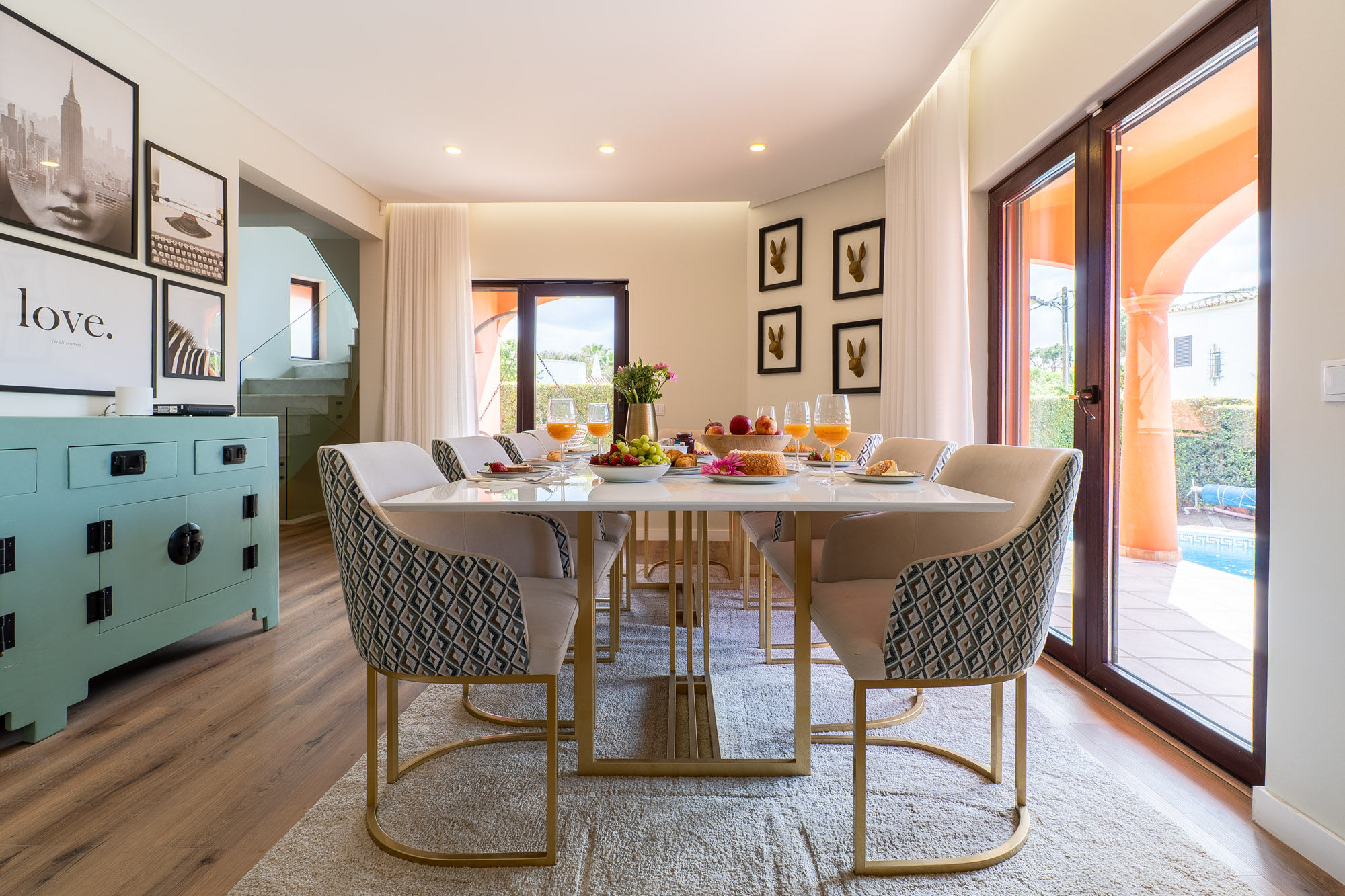 Villa Kitchen Table